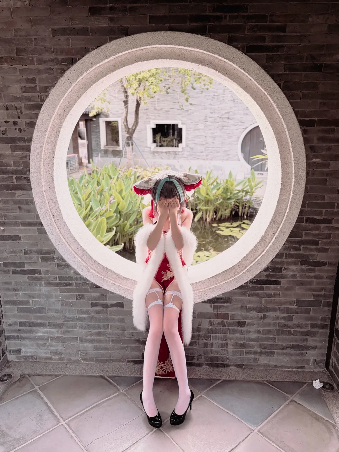 【柴郡cos】碧蓝航线的古风月洞门，红装与白尾的午后