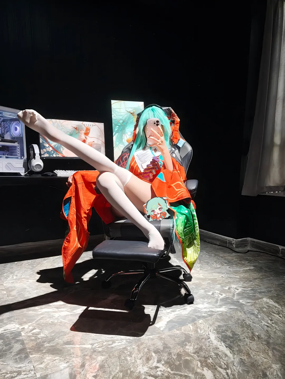 【少司缘cos】在暗黑电竞房利用硬光拍摄白丝与长袍的心得 - 第 1 张