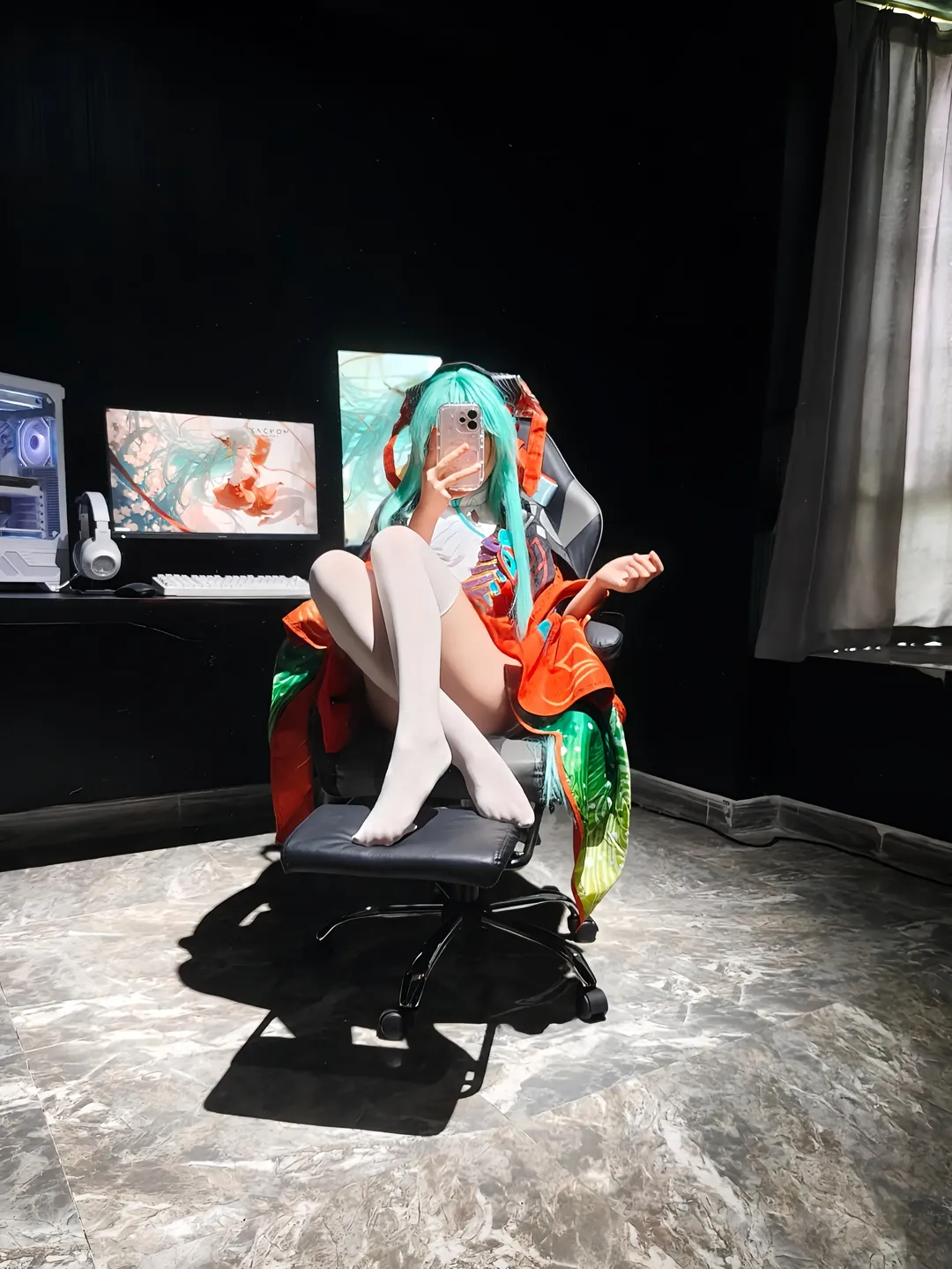 【少司缘cos】在暗黑电竞房利用硬光拍摄白丝与长袍的心得 - 第 2 张