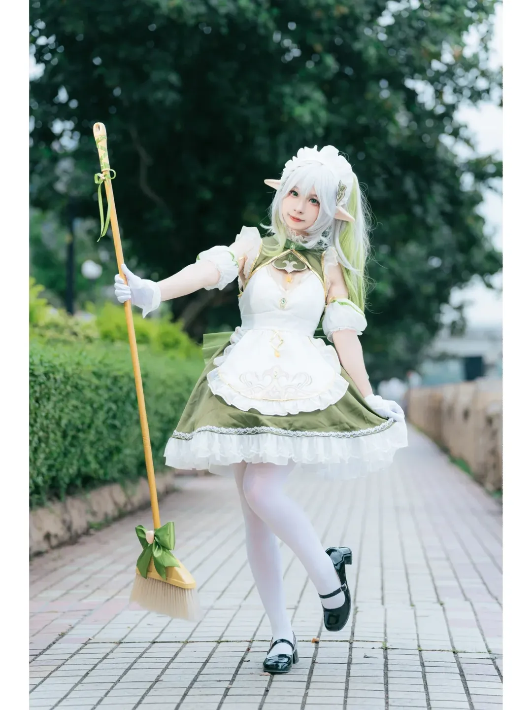 【ナヒーダ コスプレ】原神・草神のイベント風情、超元気が弾けるメイドほうきスタイル - 1 枚目