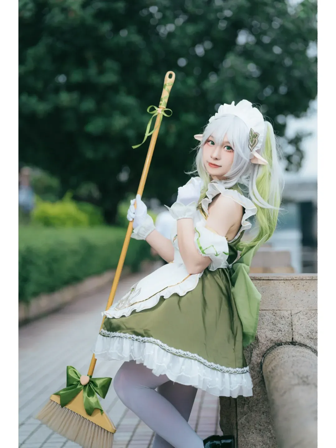 【ナヒーダ コスプレ】原神・草神のイベント風情、超元気が弾けるメイドほうきスタイル - 10 枚目