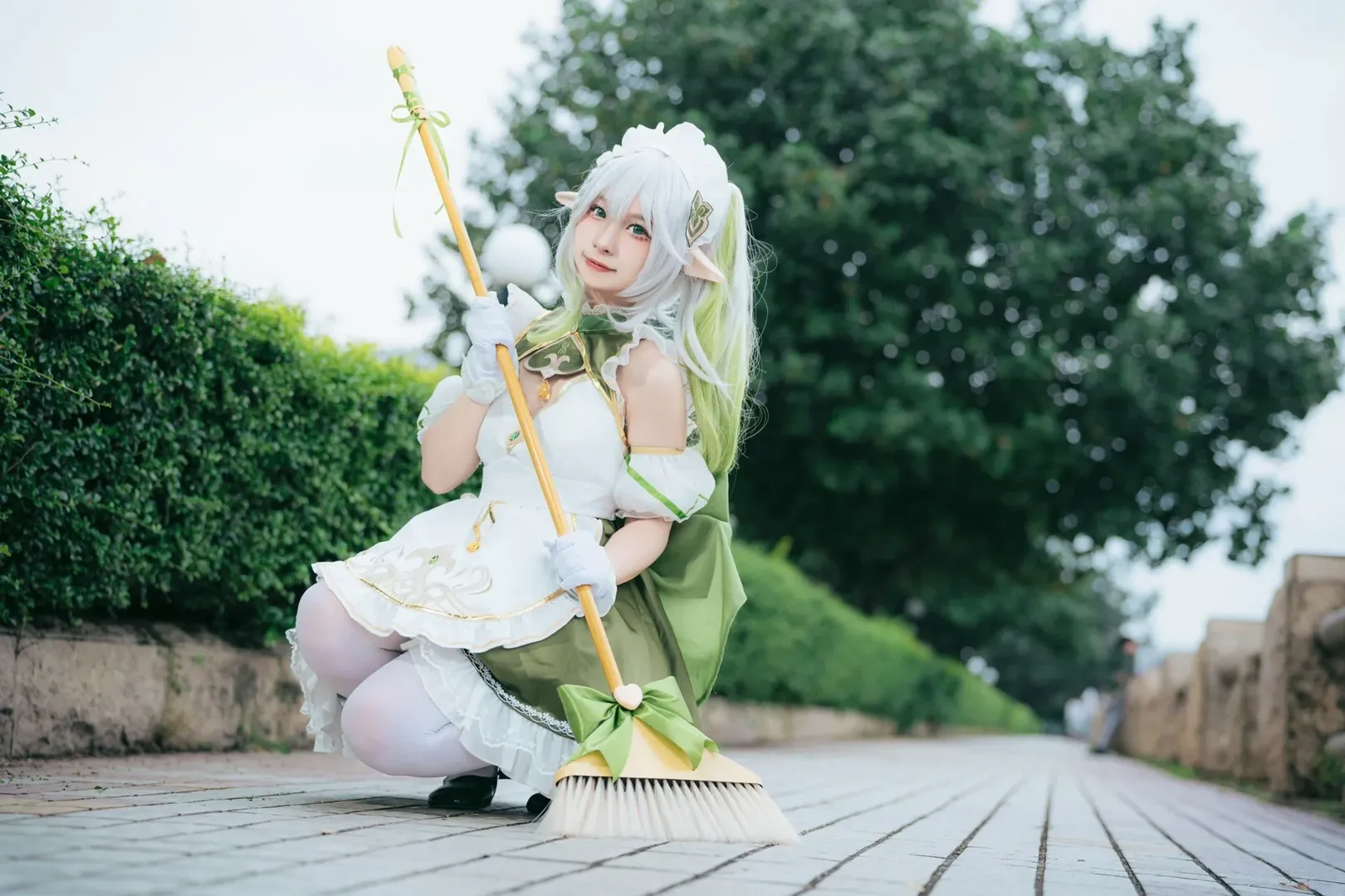 【ナヒーダ コスプレ】原神・草神のイベント風情、超元気が弾けるメイドほうきスタイル - 11 枚目