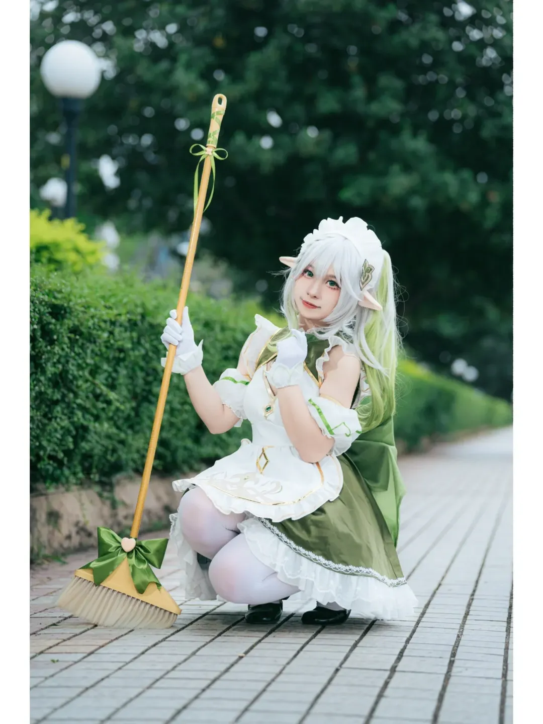 【ナヒーダ コスプレ】原神・草神のイベント風情、超元気が弾けるメイドほうきスタイル - 12 枚目