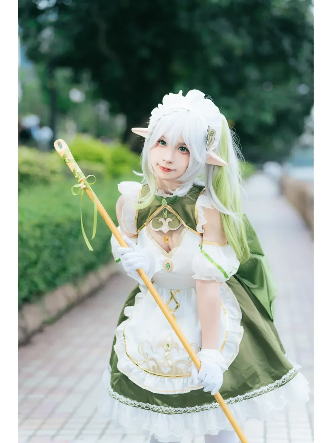 【ナヒーダ コスプレ】原神・草神のイベント風情、超元気が弾けるメイドほうきスタイル - 2 枚目