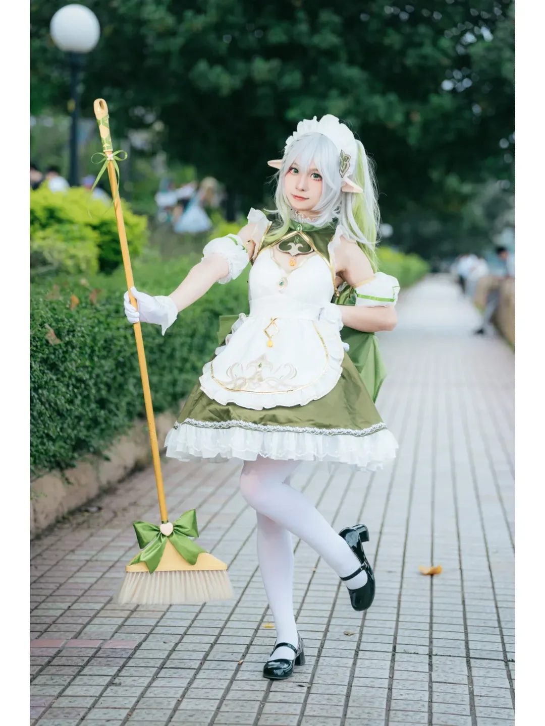 【ナヒーダ コスプレ】原神・草神のイベント風情、超元気が弾けるメイドほうきスタイル - 4 枚目