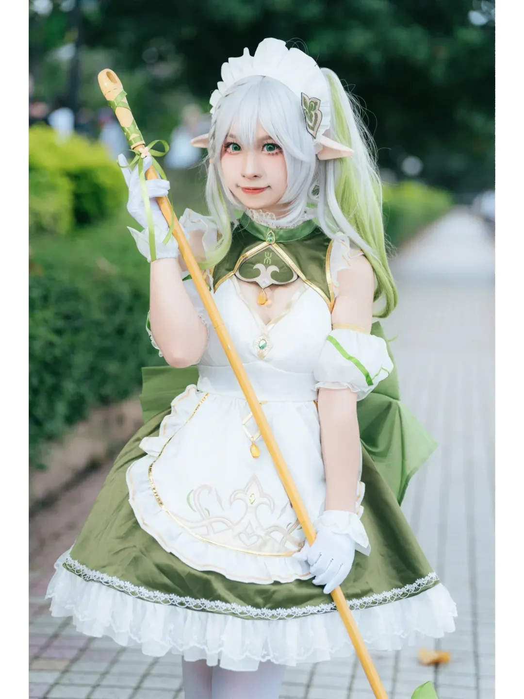 【ナヒーダ コスプレ】原神・草神のイベント風情、超元気が弾けるメイドほうきスタイル - 5 枚目