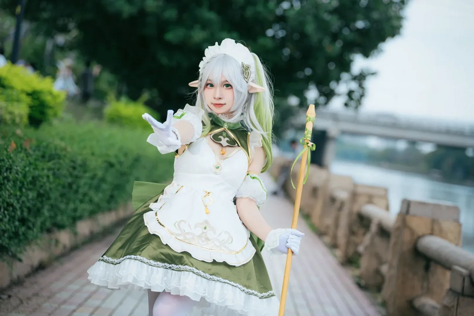 【ナヒーダ コスプレ】原神・草神のイベント風情、超元気が弾けるメイドほうきスタイル - 6 枚目