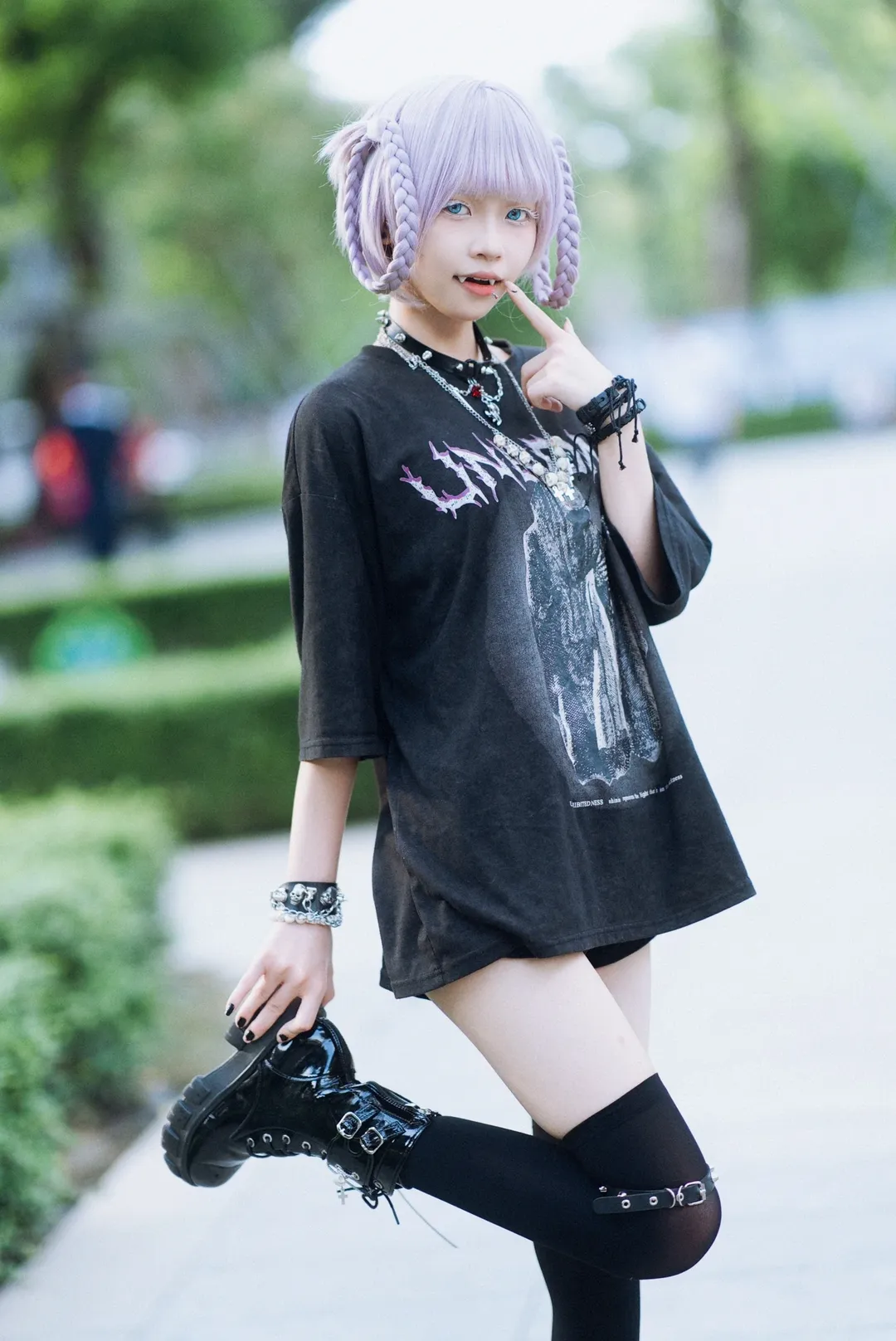 【七草荠cos】彻夜之歌的吸血鬼日常，这套黑丝腿环私设真的很满意！ - 第 6 张