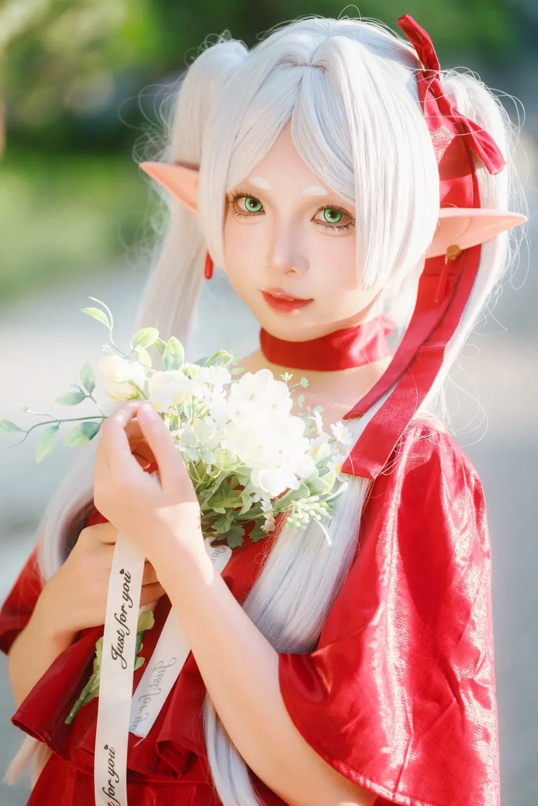 【芙莉莲cos】阳光下的红裙，精灵的漫展回响 - 第 1 张
