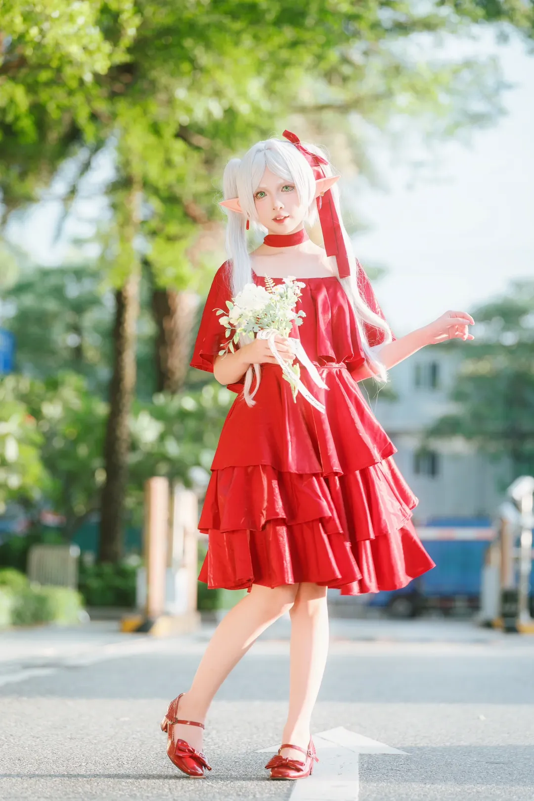 【芙莉莲cos】阳光下的红裙，精灵的漫展回响