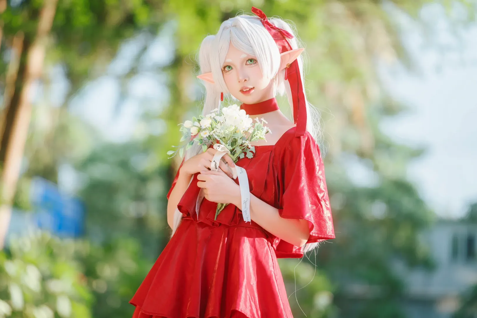 【芙莉莲cos】阳光下的红裙，精灵的漫展回响 - 第 3 张