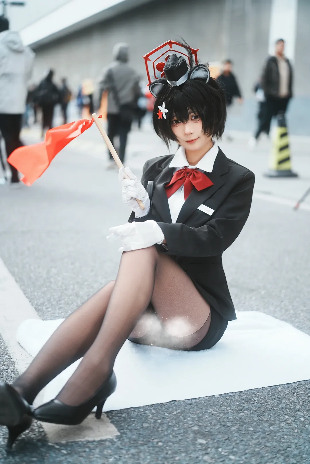 【春日ツバキ コスプレ】ブルーアーカイブのガイド信号旗、制服を着て街頭ロケへ - 2 枚目