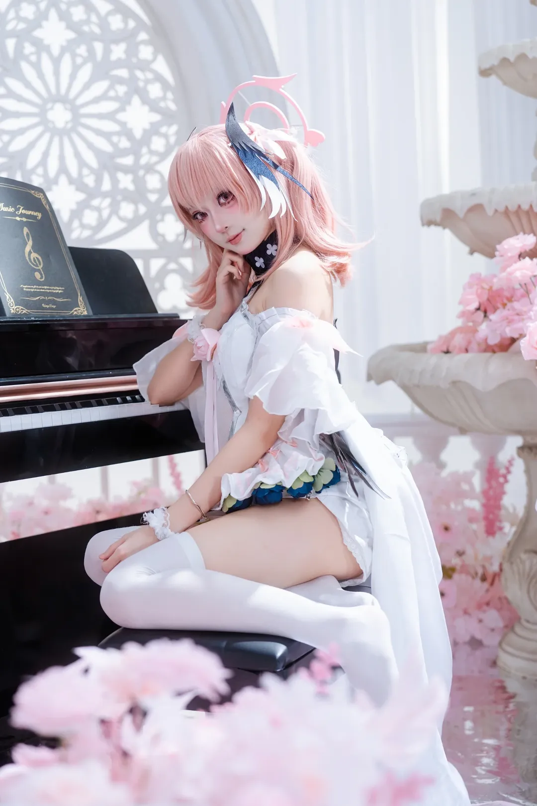 【下江小春cos】蔚蓝档案的纯白花嫁，在琴键上定格浪漫 - 第 2 张