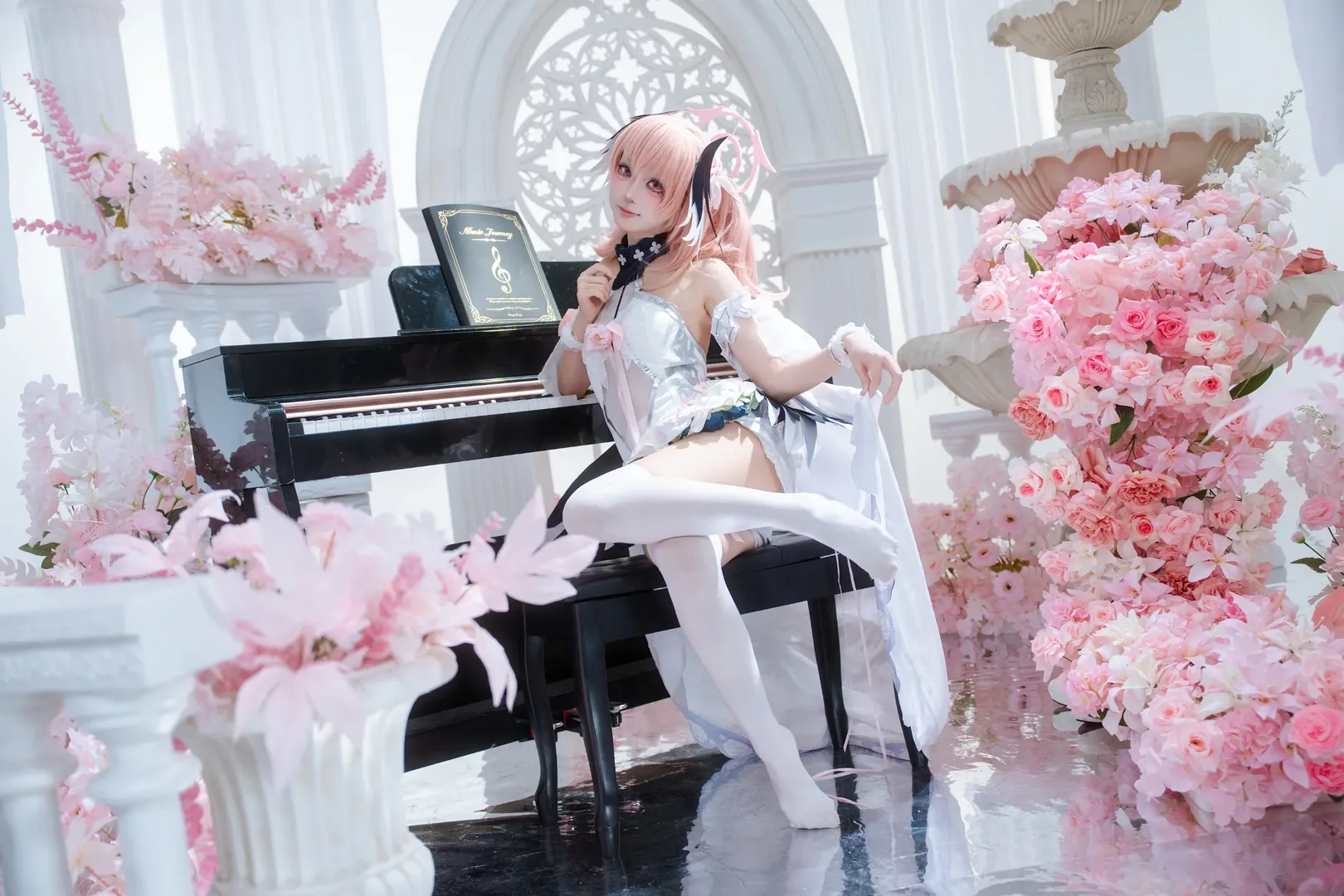 【下江小春cos】蔚蓝档案的纯白花嫁，在琴键上定格浪漫 - 第 3 张