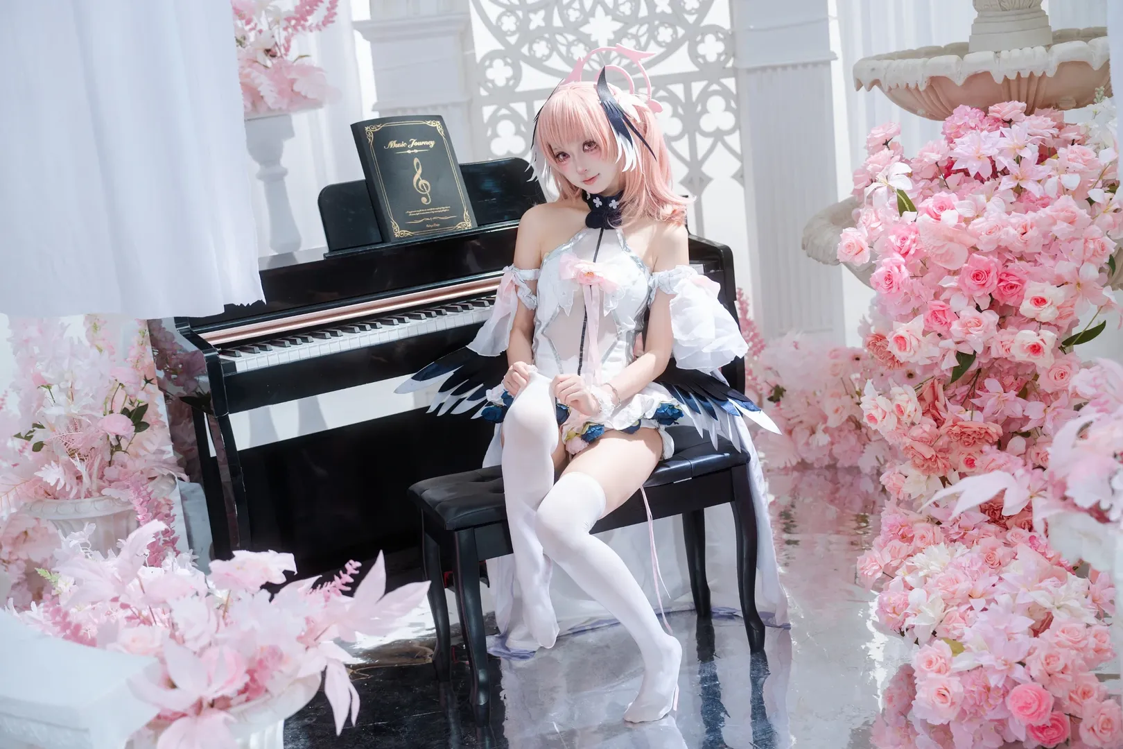【下江小春cos】蔚蓝档案的纯白花嫁，在琴键上定格浪漫 - 第 4 张