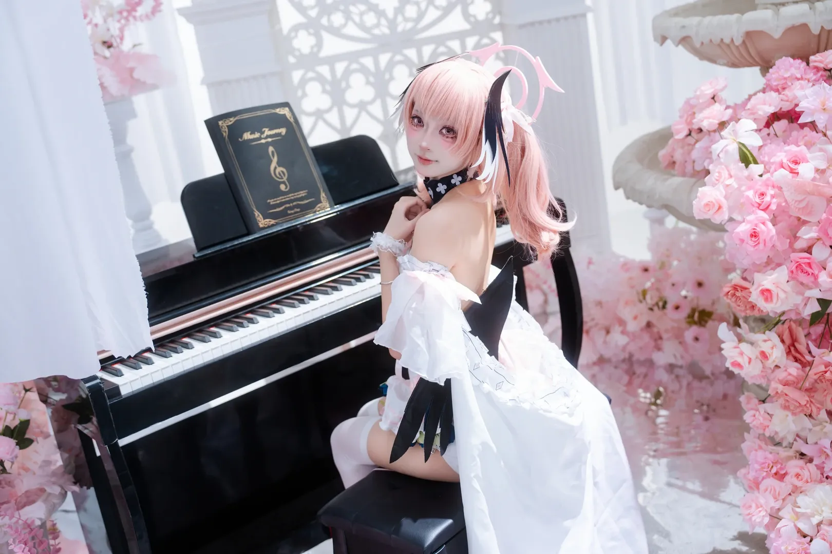【下江小春cos】蔚蓝档案的纯白花嫁，在琴键上定格浪漫 - 第 6 张