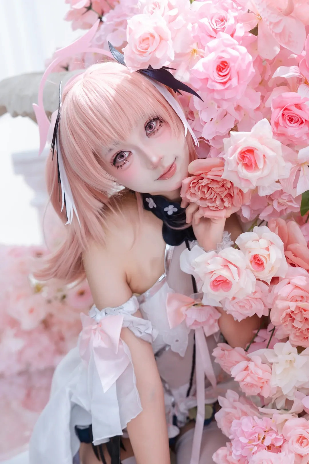 【下江小春cos】蔚蓝档案的纯白花嫁，在琴键上定格浪漫 - 第 9 张