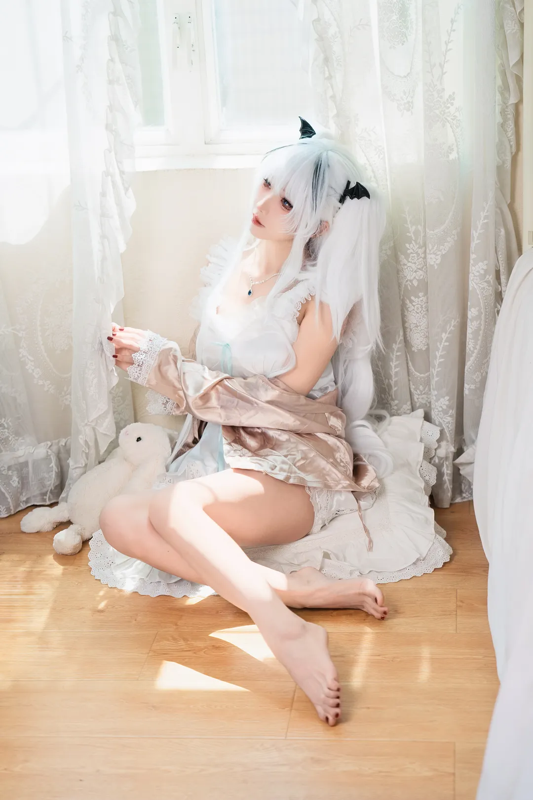 【エルビング コスプレ】『アズールレーン』、窓辺の光影が織りなすおうちリラックス風の空気感 - 2 枚目