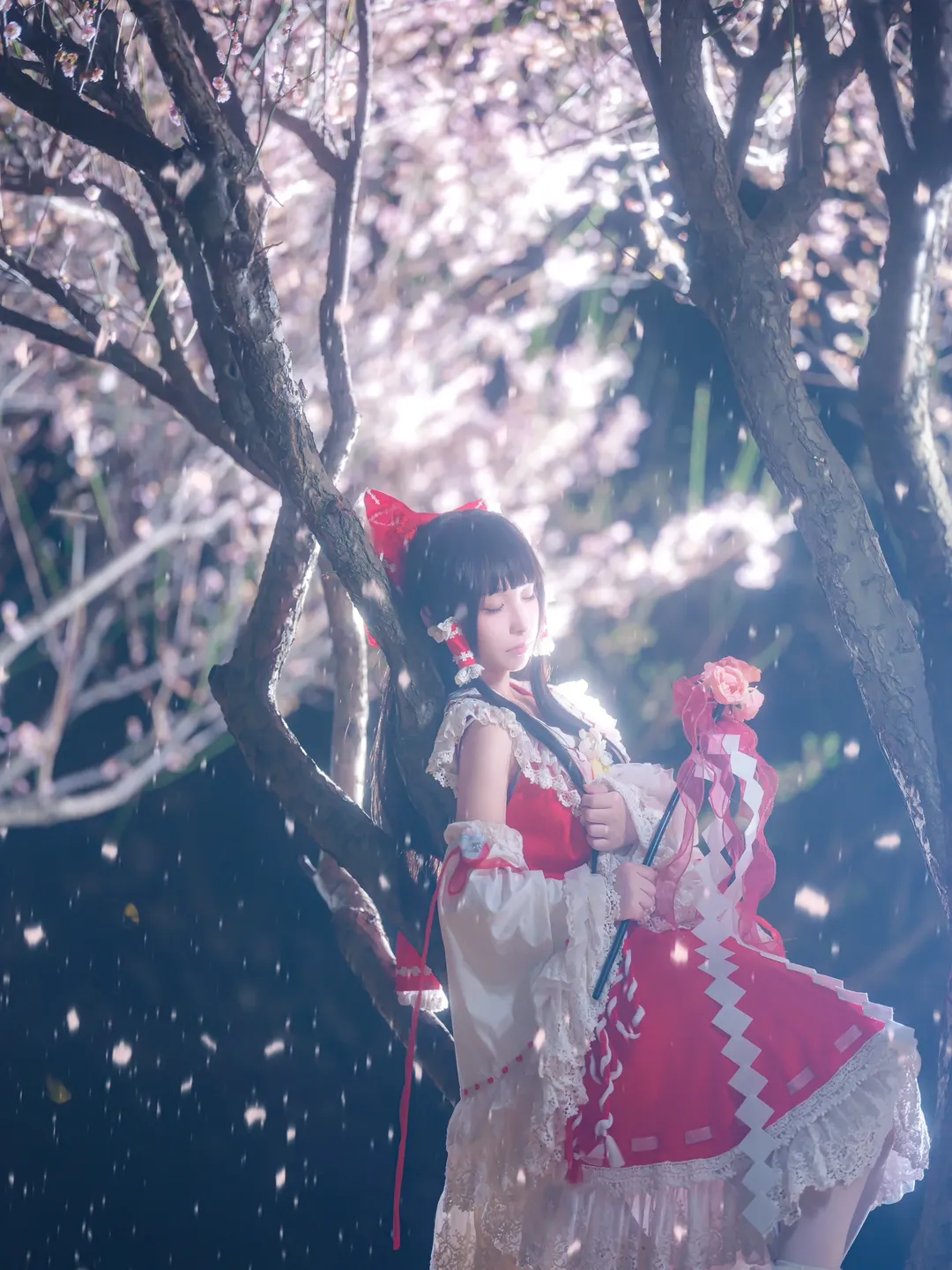 【博丽灵梦cos】夜探梅花深处的花灵梦 - 第 3 张