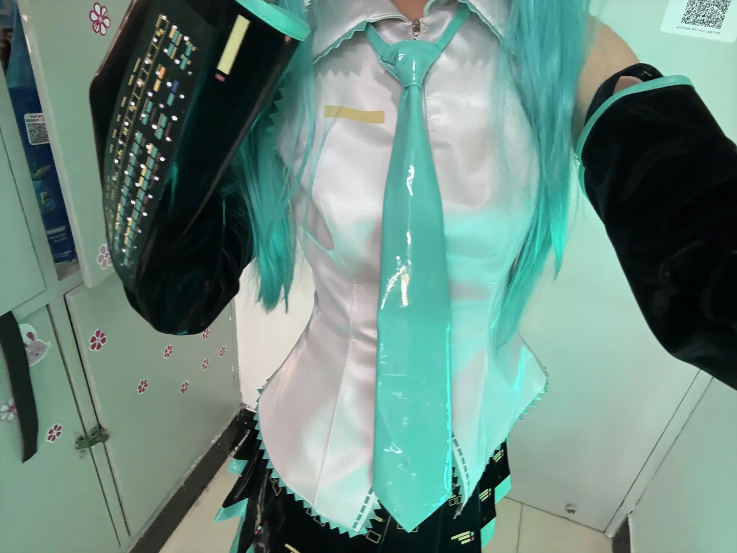 【初音未来cos】LIVE版试衣，不同光线下的质感与版型记录 - 第 4 张