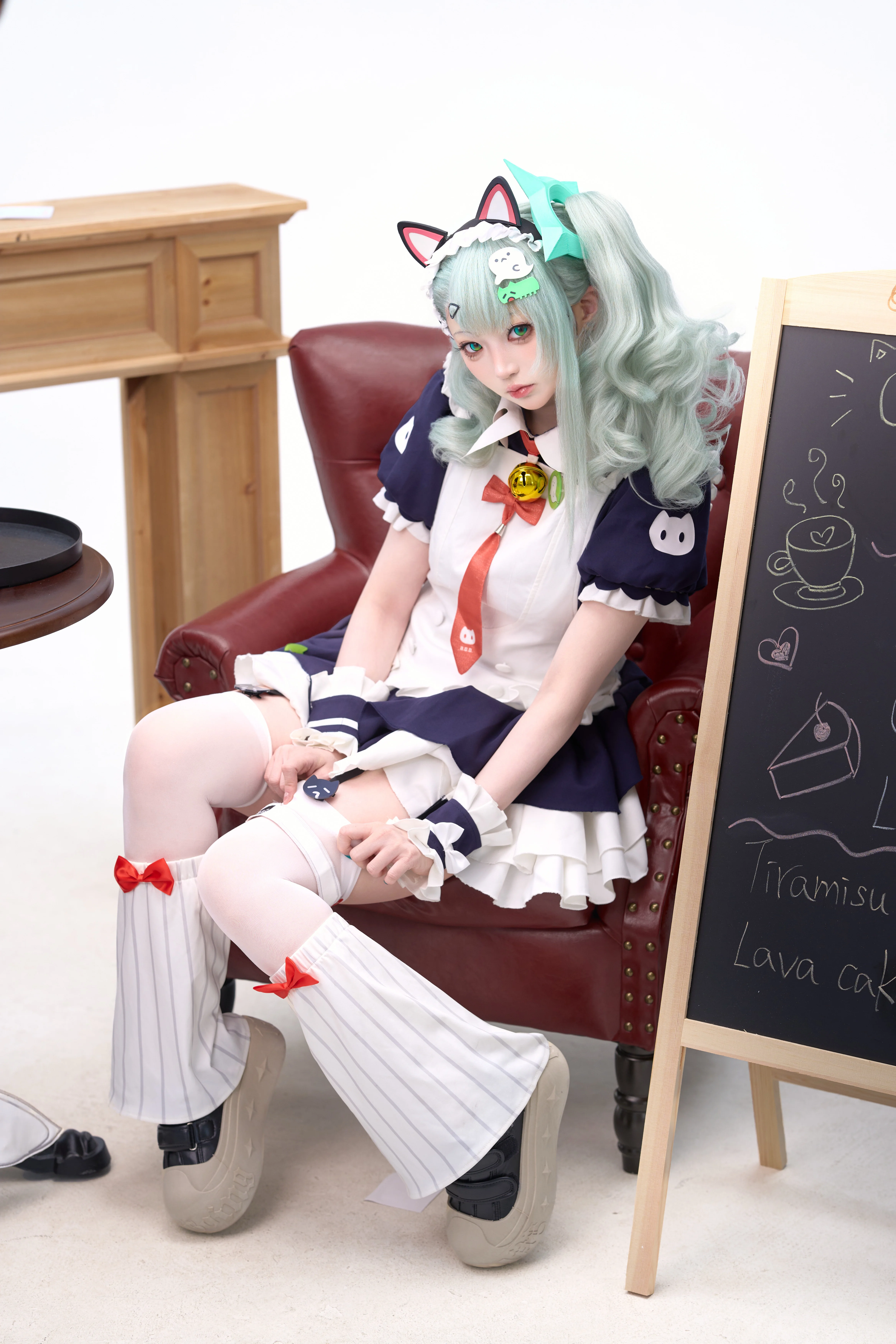 【千夏cos】绝区零千夏午后茶歇，女仆装与咖啡店的绝配 - 第 1 张