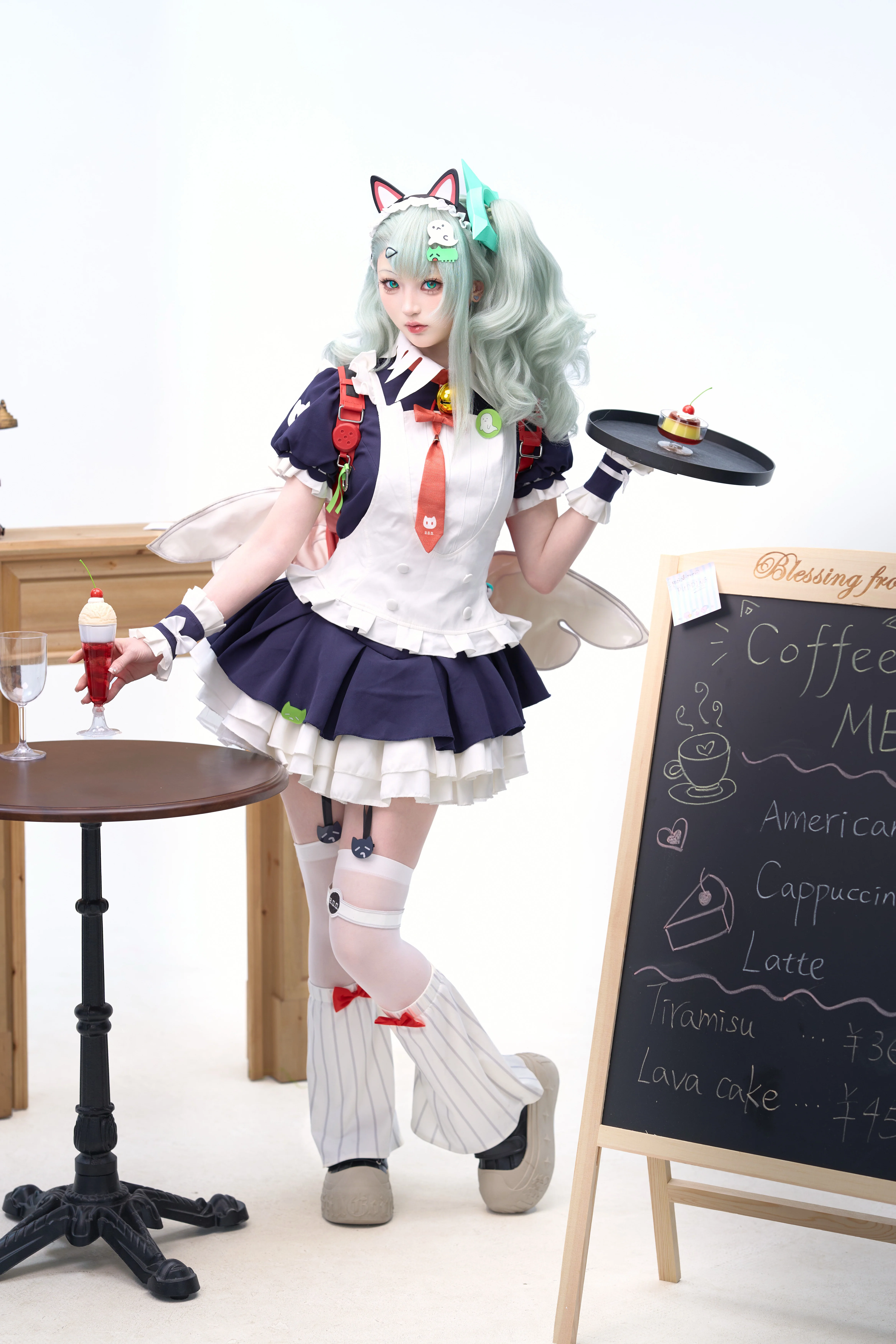 【千夏 コスプレ】『ゼンレスゾーンゼロ』千夏の午后ティータイム、メイド服とカフェの絶妙なコラボ