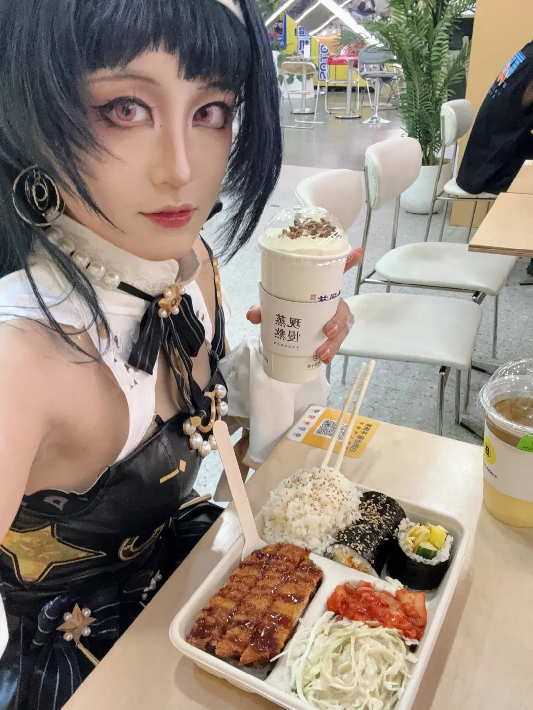 【耀嘉音cos】绝区零外景实录，收工后的炫饭回血 - 第 4 张