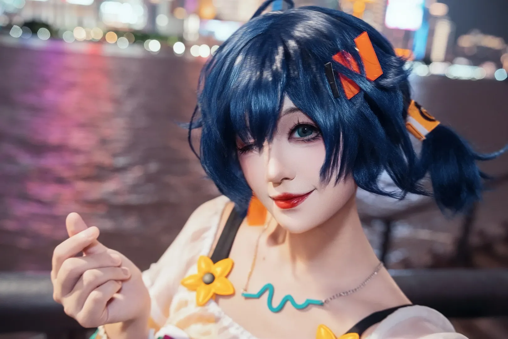 【铃cos】复刻绝区零夏日限定自拍，还原江边夜景 - 第 5 张