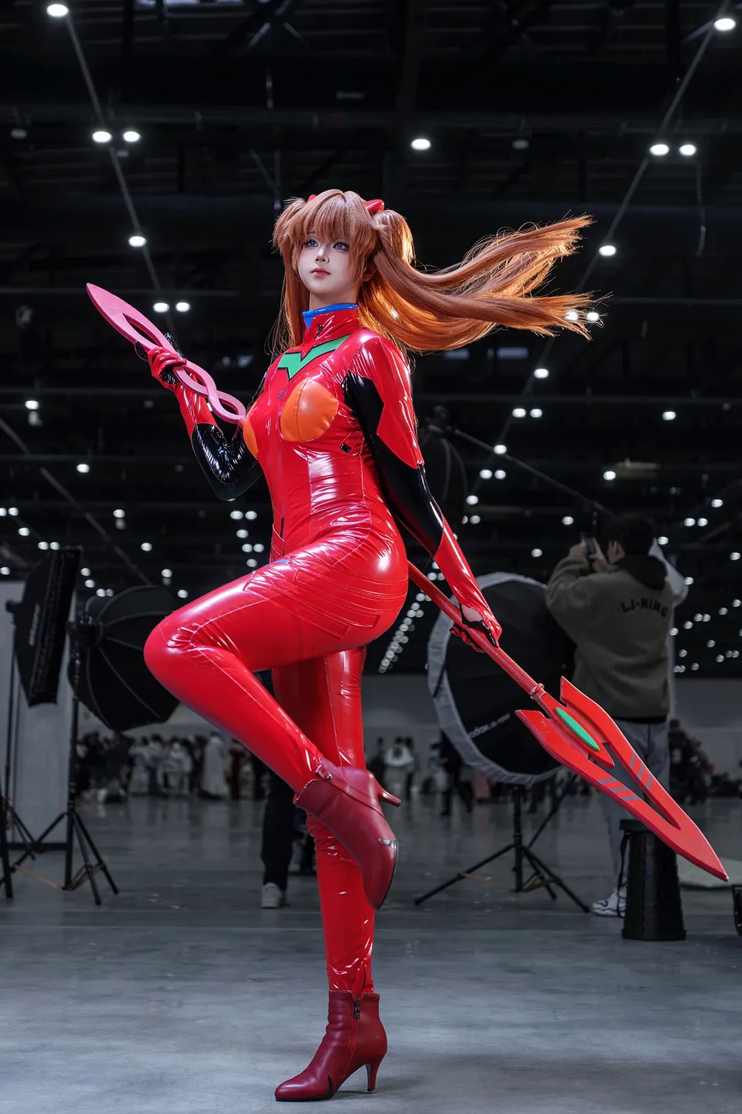 【明日香cos】BACC漫展场照，红色紧身战衣的极致表现力
