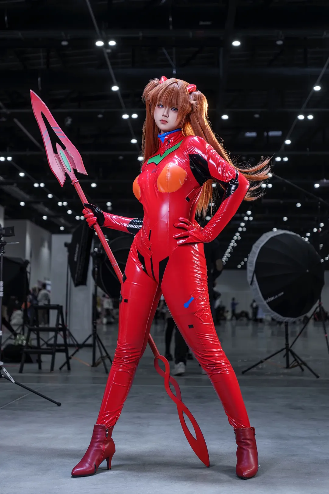 【明日香cos】BACC漫展场照，红色紧身战衣的极致表现力 - 第 2 张
