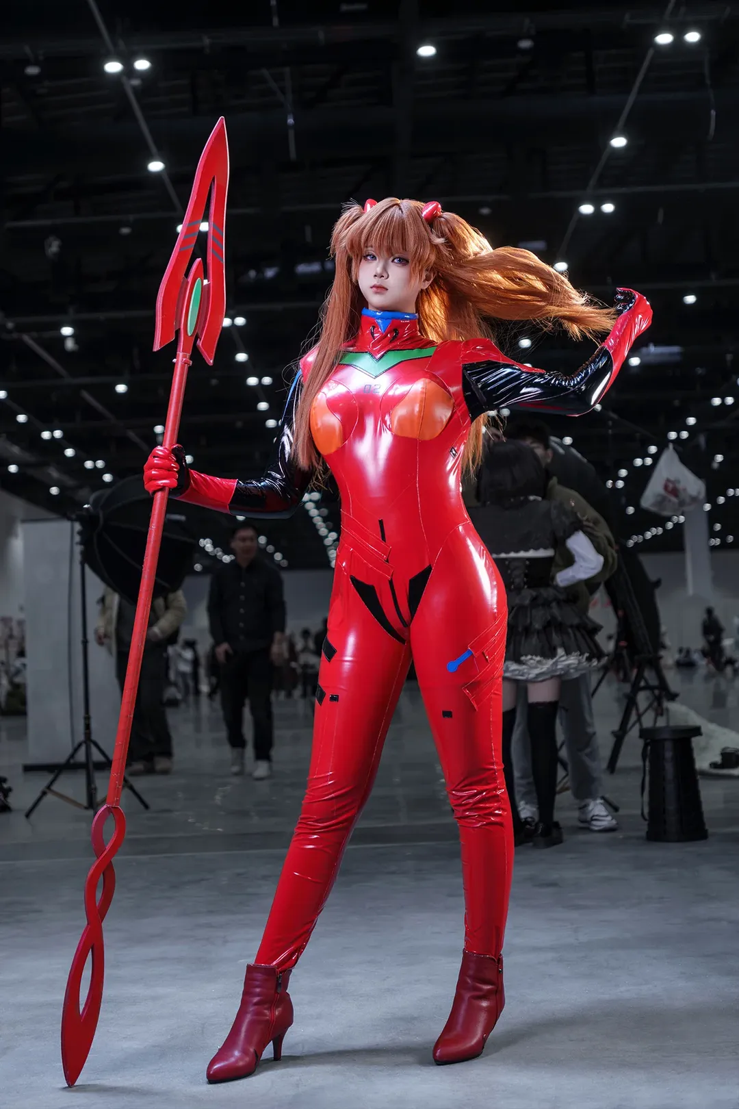 【明日香cos】BACC漫展场照，红色紧身战衣的极致表现力 - 第 3 张