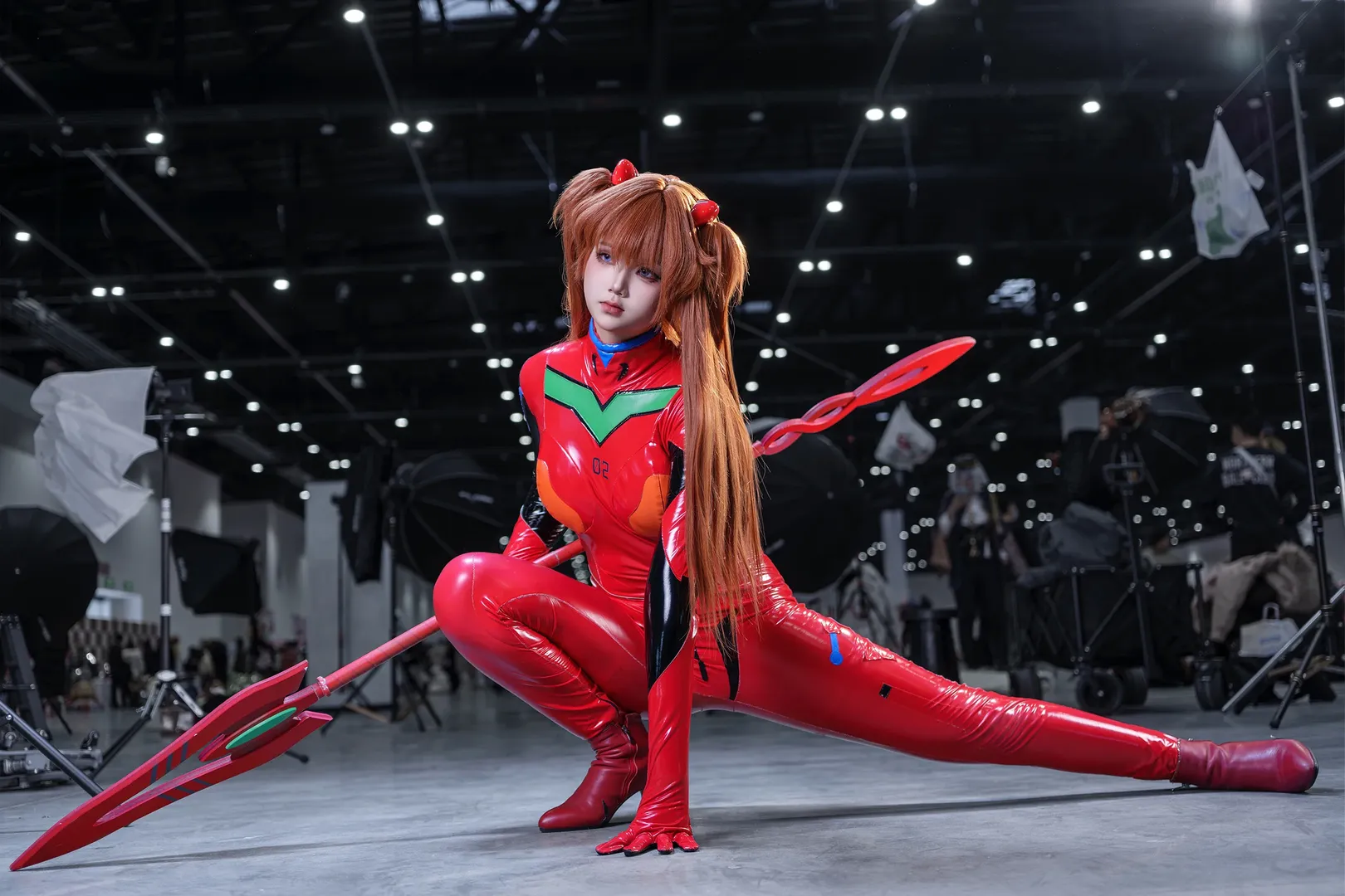【明日香cos】BACC漫展场照，红色紧身战衣的极致表现力 - 第 4 张