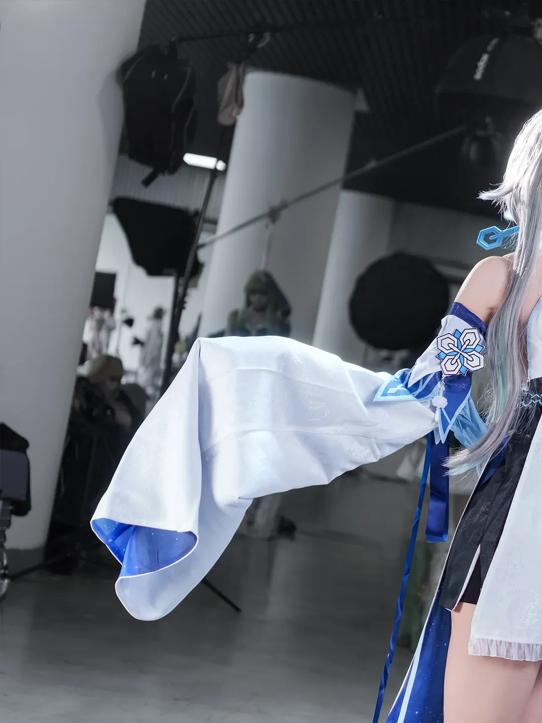 【歸終cos】原神中的塵世閒遊，棚拍記錄一下這套白藍配色 - 第 4 張