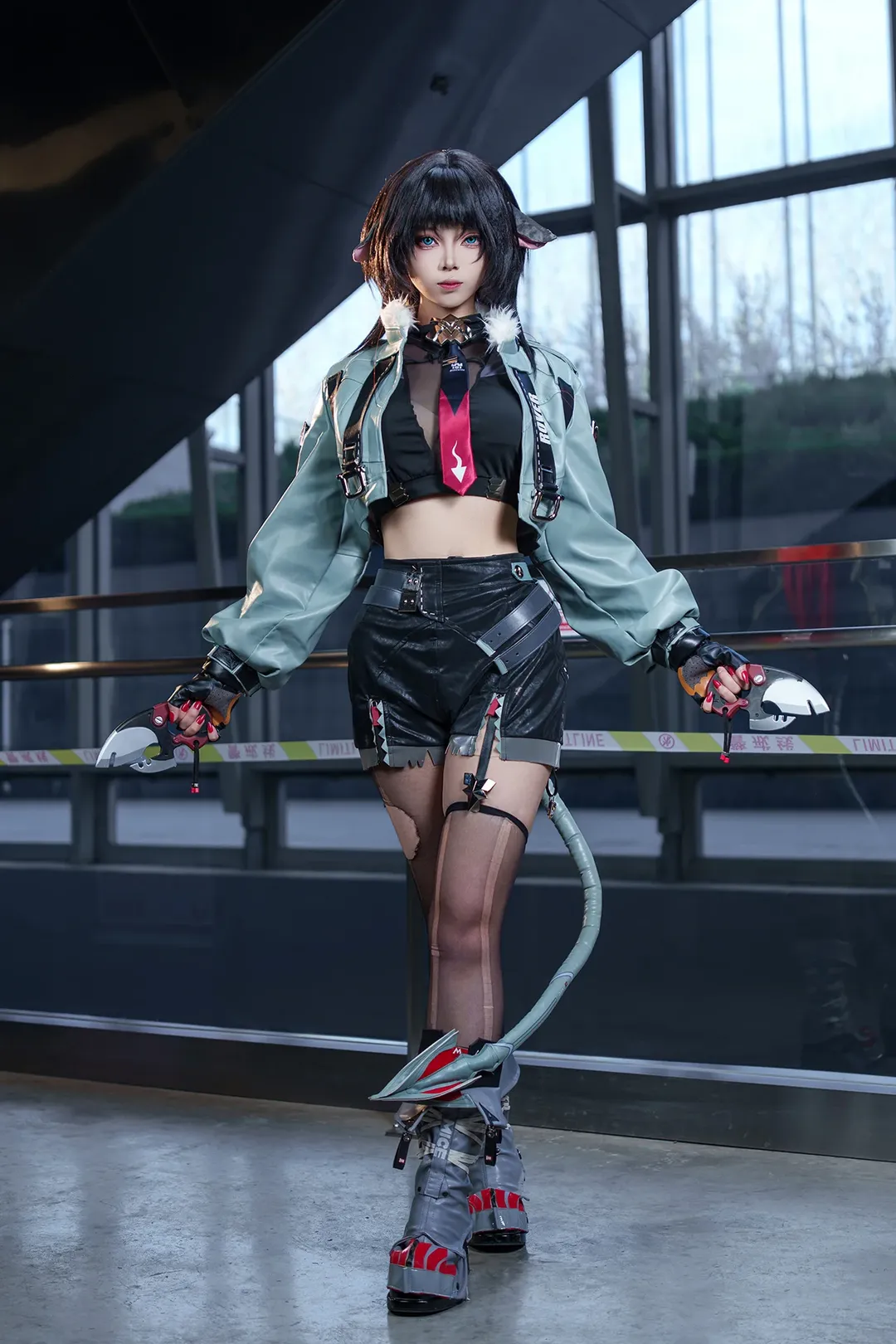 绝区零简杜cos，机能装甲与破洞丝袜的漫展出片