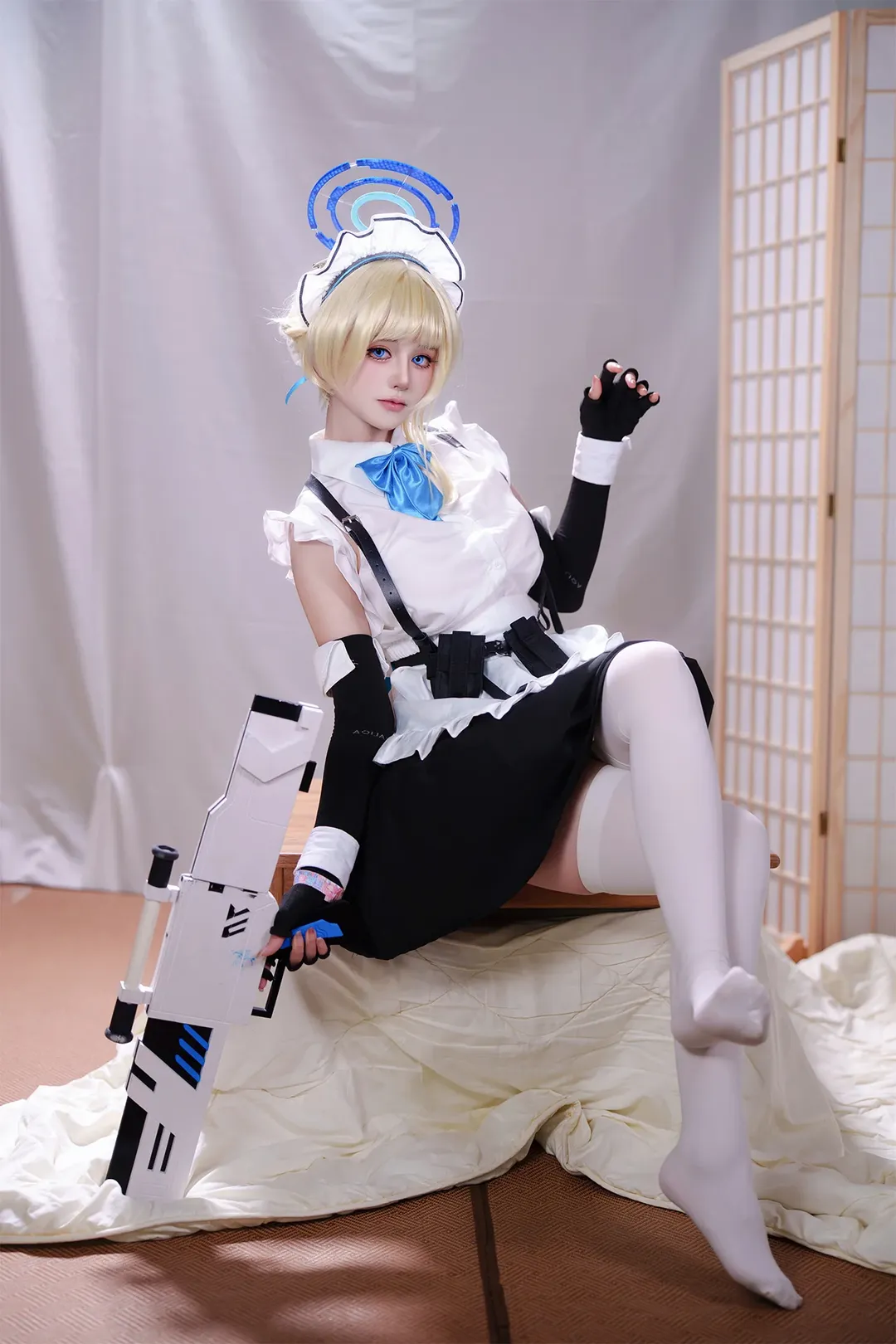 【飞鸟马时cos】蔚蓝档案里的战术女仆，白丝与枪械的优雅结合 - 第 1 张