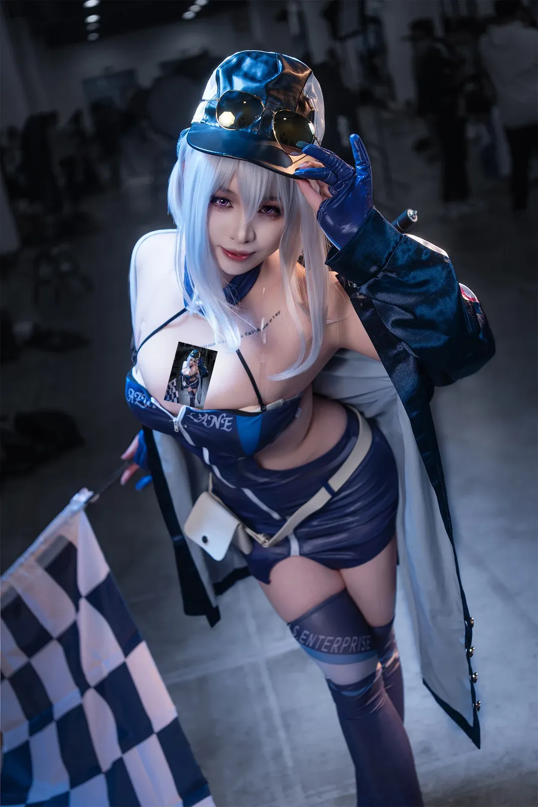 【アズールレーン コスプレ】青白ストライプのサーキットの妖精、チェッカーフラッグを振って - 1 枚目