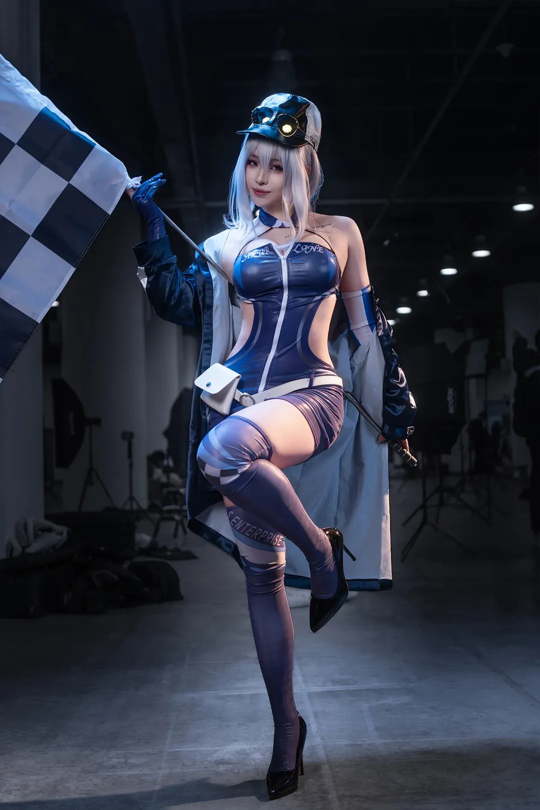 【アズールレーン コスプレ】青白ストライプのサーキットの妖精、チェッカーフラッグを振って - 2 枚目