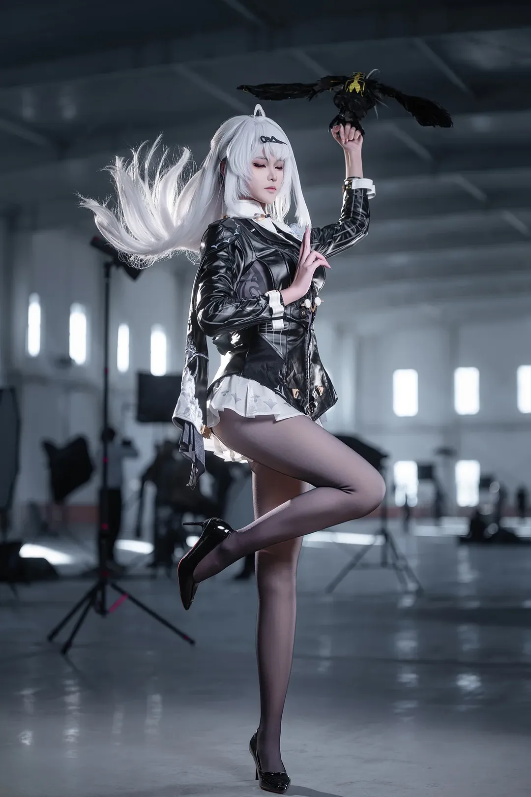 【仪玄cos】绝区零空降现场，黑漆皮与红瞳的冷艳质感 - 第 2 张
