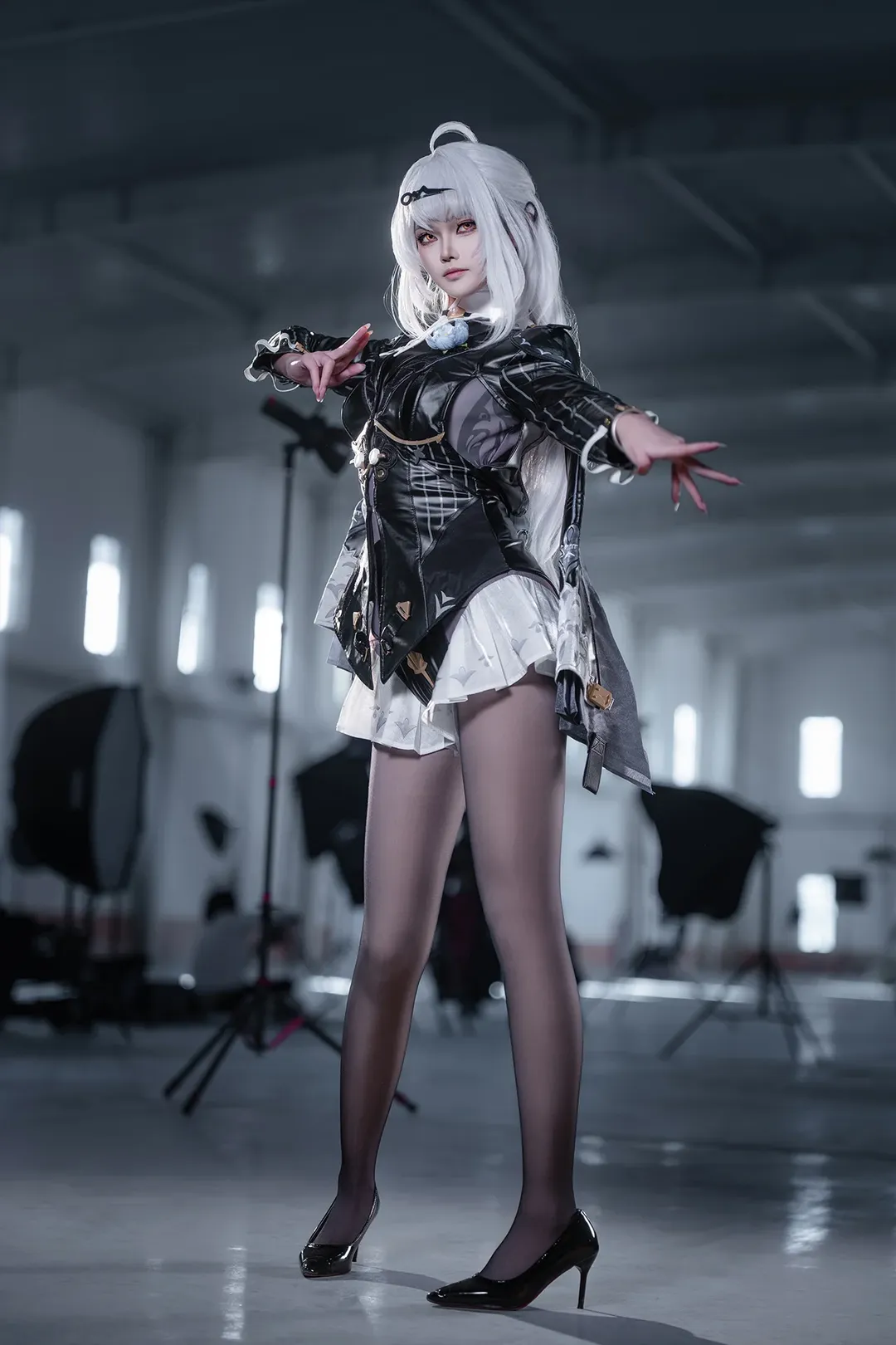 【仪玄cos】绝区零空降现场，黑漆皮与红瞳的冷艳质感 - 第 6 张