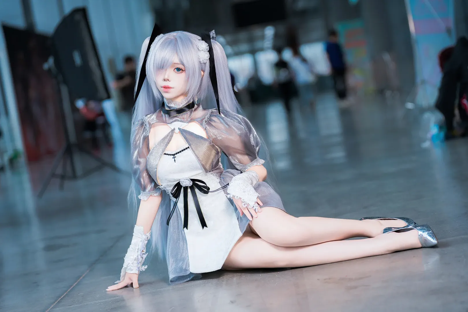 【灰姑娘cos】胜利女神：妮姬，冷色场馆里的银光巡游 - 第 10 张