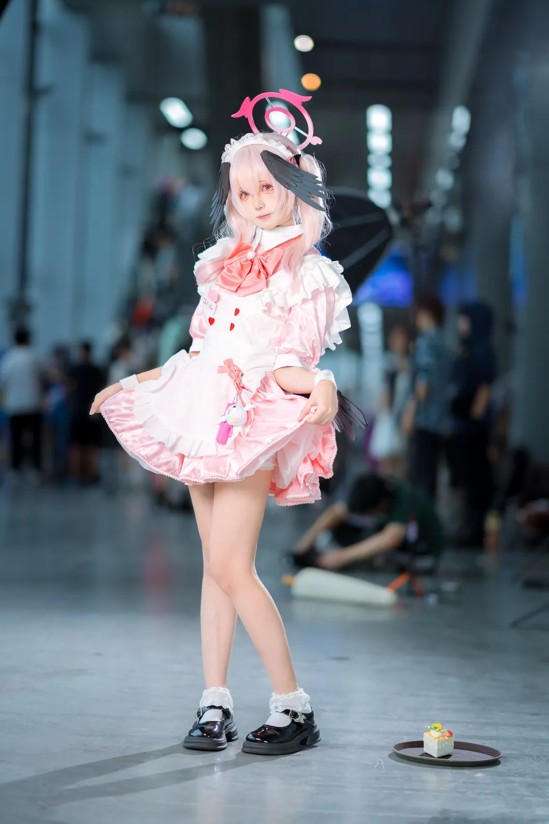 【下江小春cos】蔚蓝档案的女仆小春，带着小蛋糕闪现萤火虫 - 第 1 张