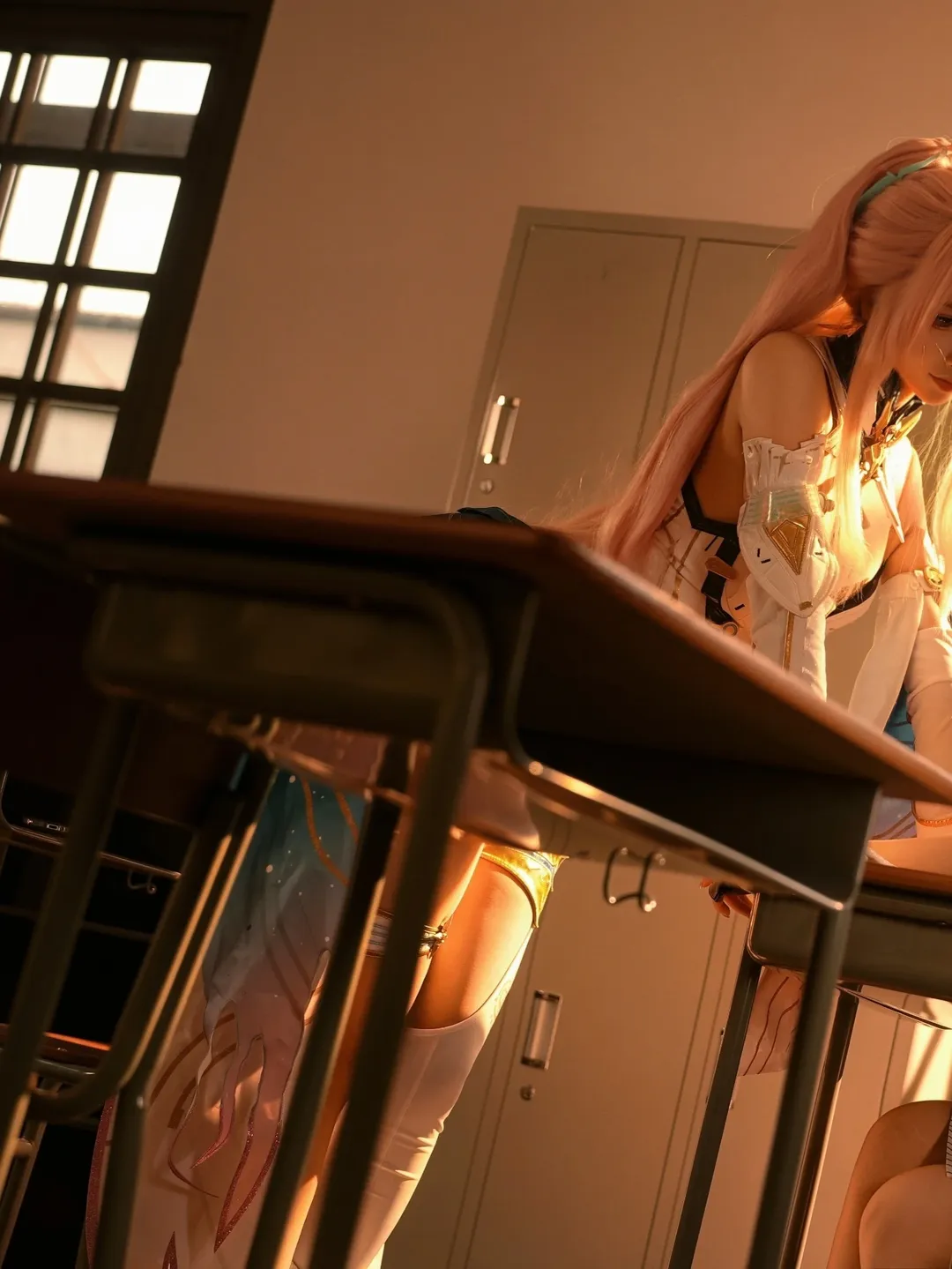 【女漂泊者cos】黄昏教室里的鸣潮时光 - 第 2 张
