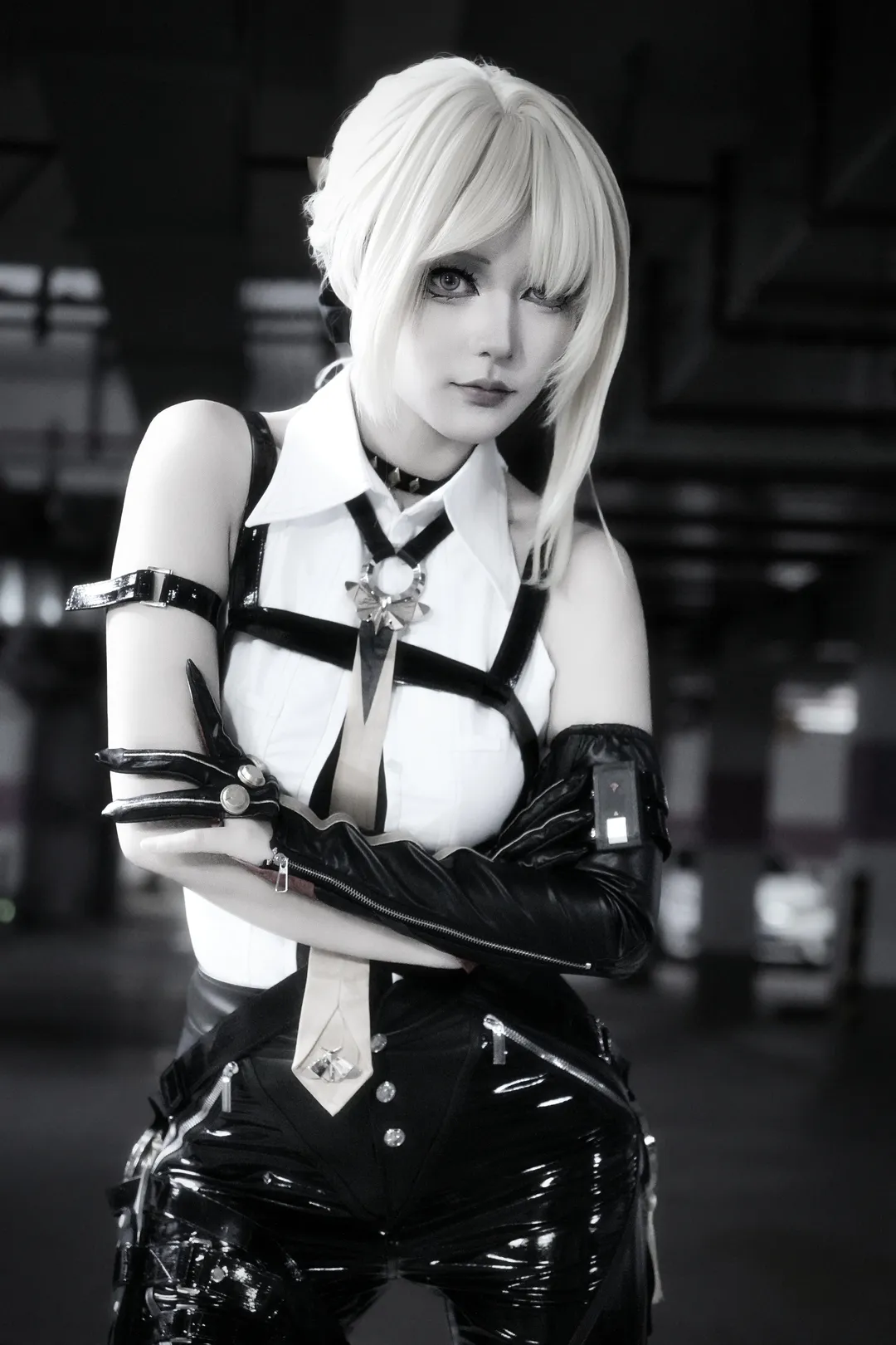 【イヴリン コスプレ】『ゼンレスゾーンゼロ』の冷徹なエージェント、白黒のバイカラーが魅せる端正な美しさ - 1 枚目