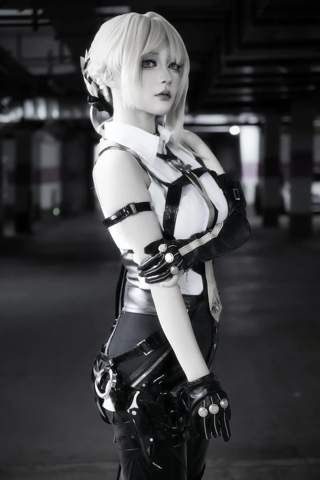 【イヴリン コスプレ】『ゼンレスゾーンゼロ』の冷徹なエージェント、白黒のバイカラーが魅せる端正な美しさ - 2 枚目