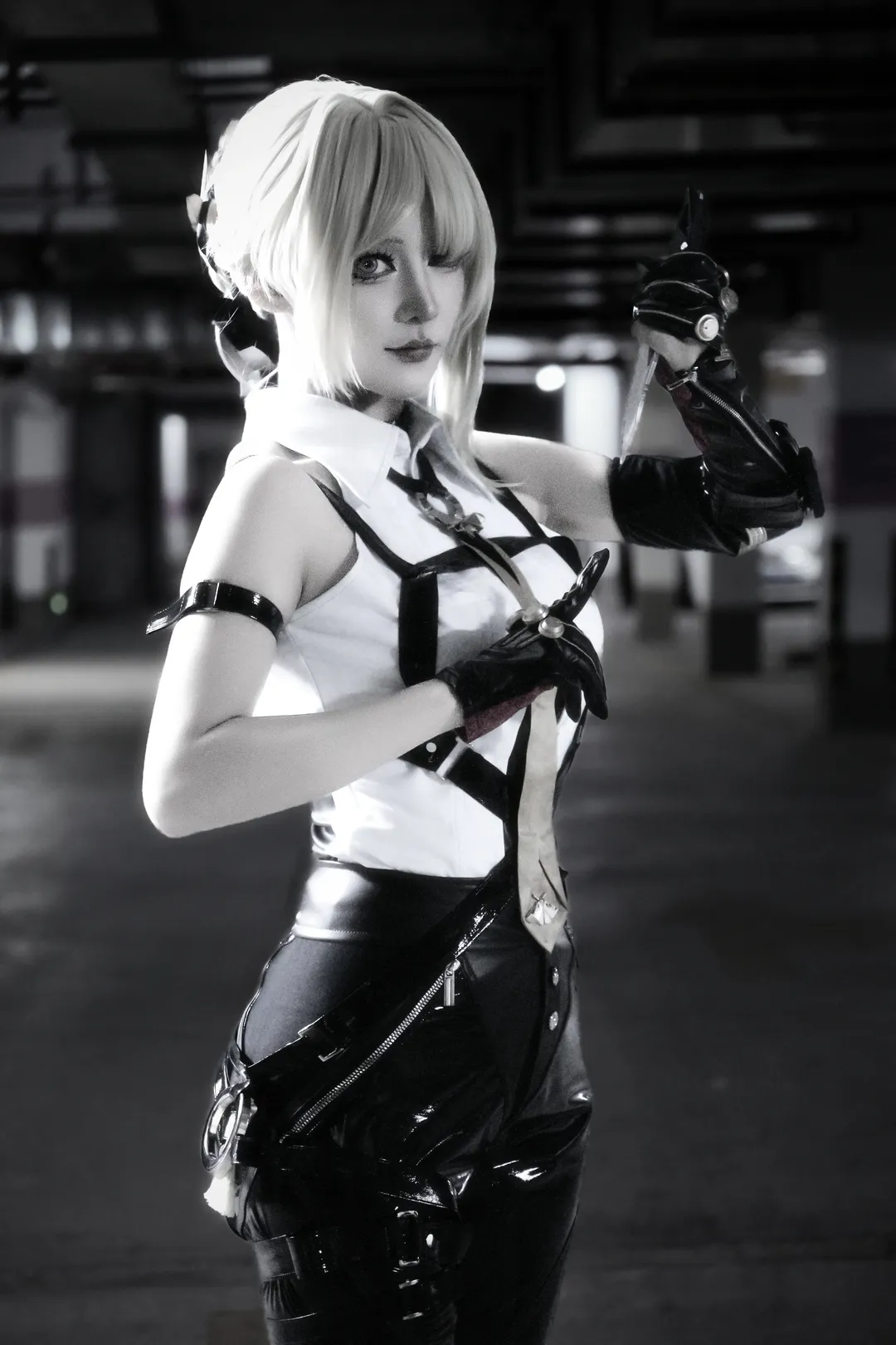 【イヴリン コスプレ】『ゼンレスゾーンゼロ』の冷徹なエージェント、白黒のバイカラーが魅せる端正な美しさ - 3 枚目