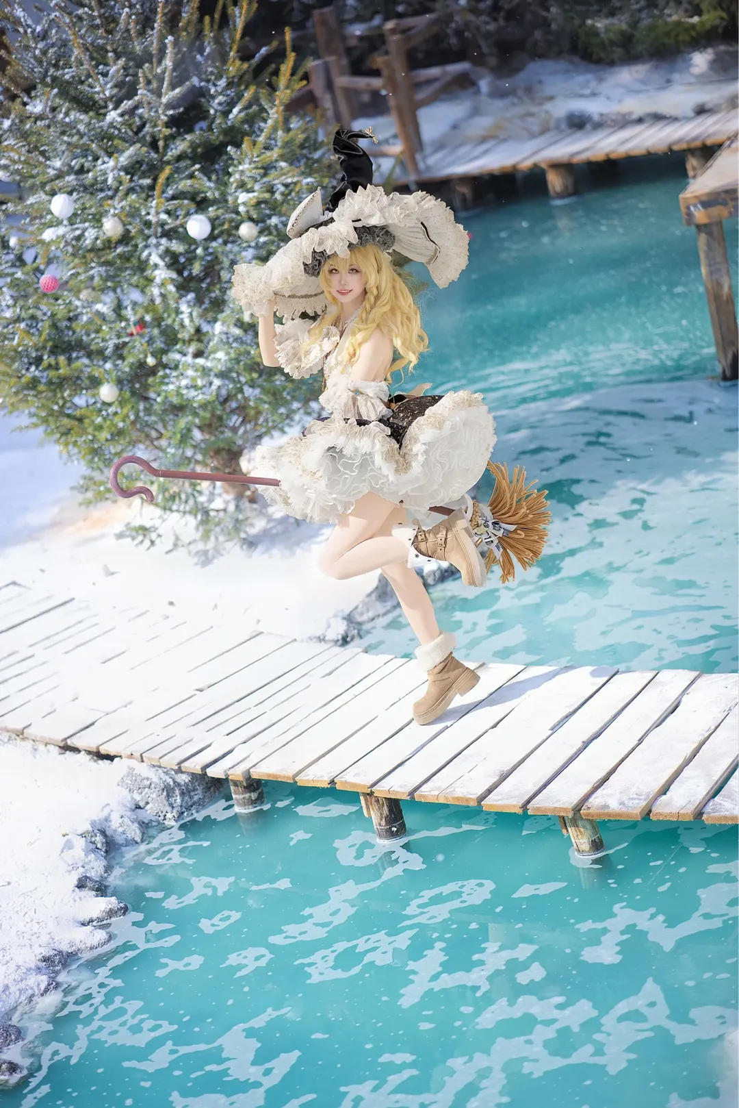 【魔理沙cos】东方project里的魔法使，冬雪中的大帽子少女
