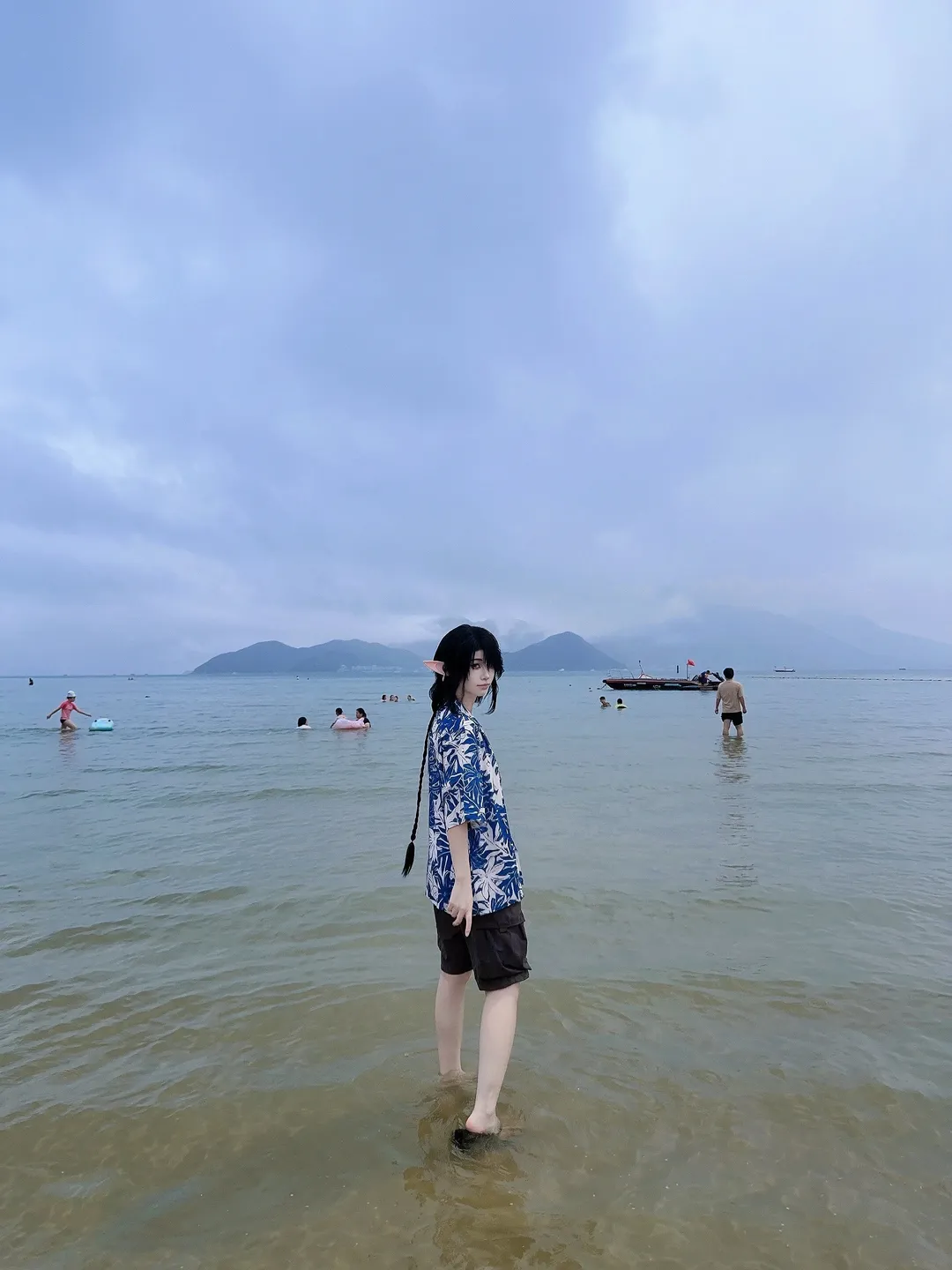 【玄離のコスプレ】藍渓鎮の曇り空の海辺、狗哥の水遊びの瞬間を記録 - 2 枚目