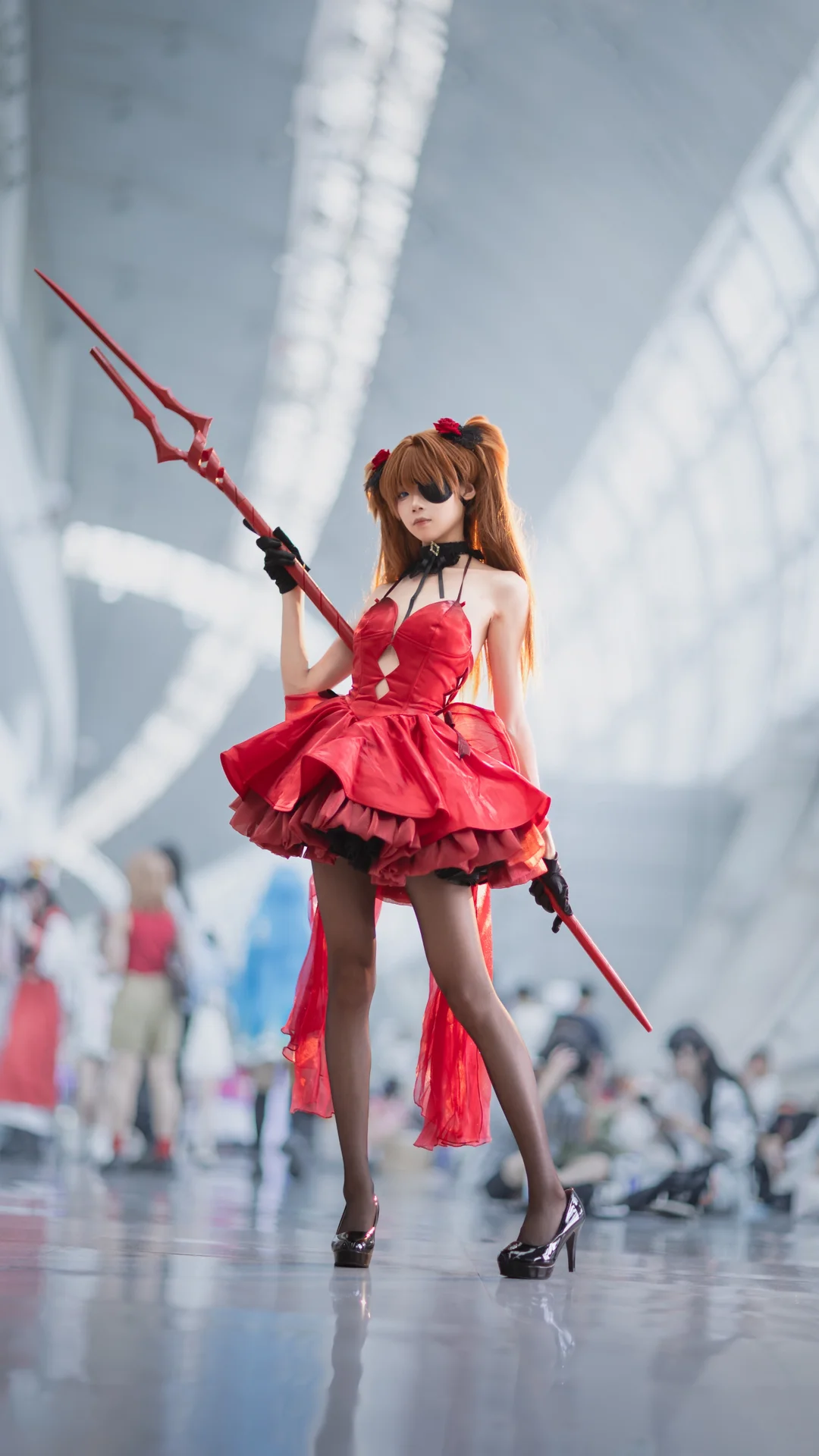 【明日香cos】在漫展拍NIKKE聯動版的明日香，這柄紅色的長槍太有壓迫感了 - 第 1 張