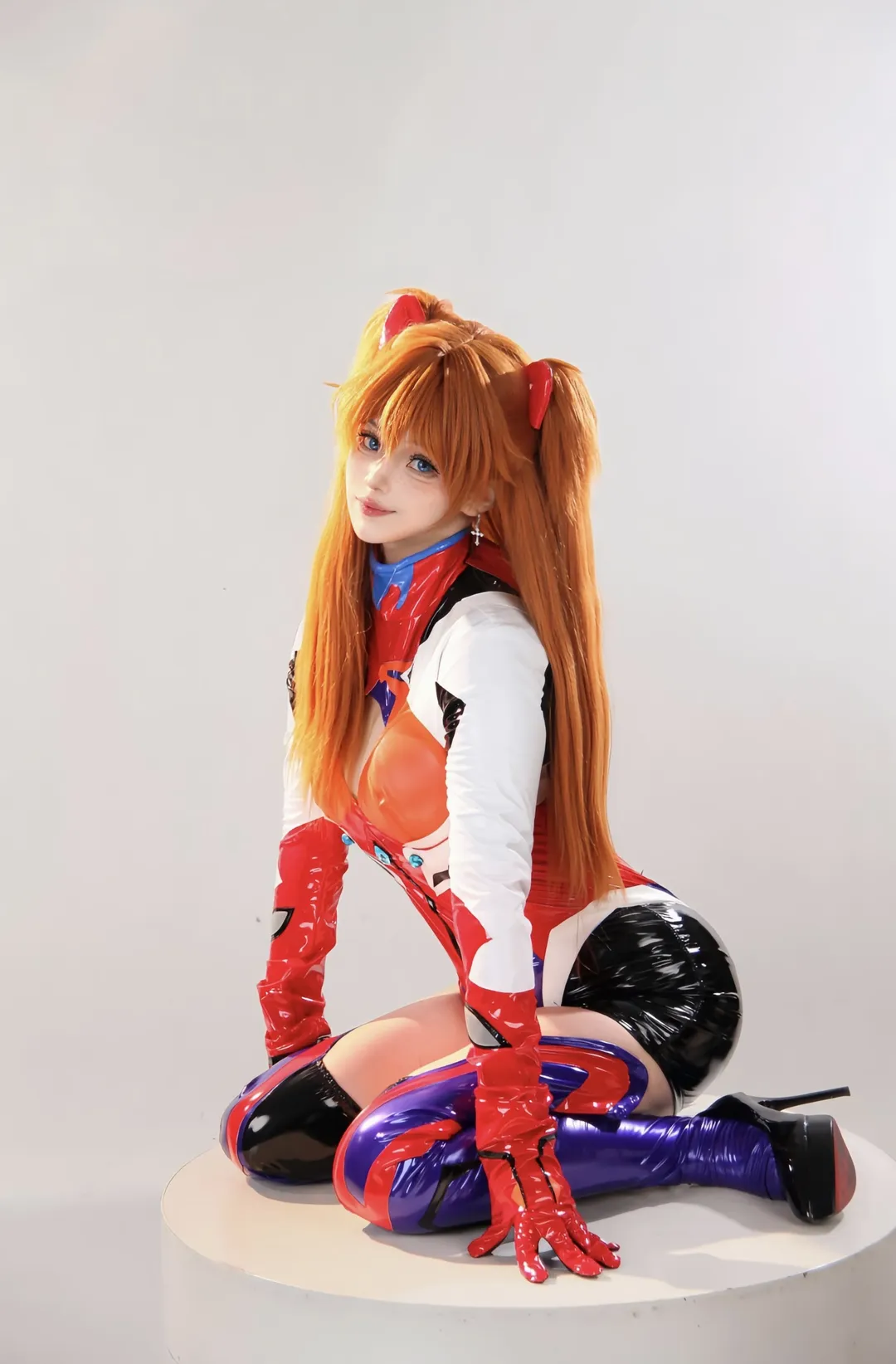 【明日香cos】战斗服反光质感拉满，动作分享来了 - 第 10 张