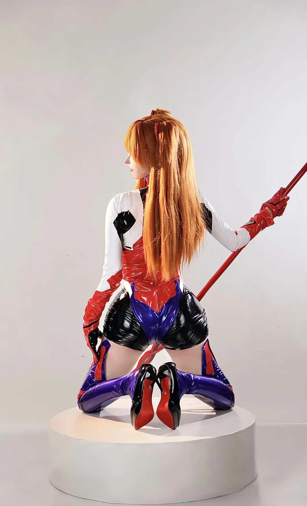 【明日香cos】战斗服反光质感拉满，动作分享来了 - 第 2 张